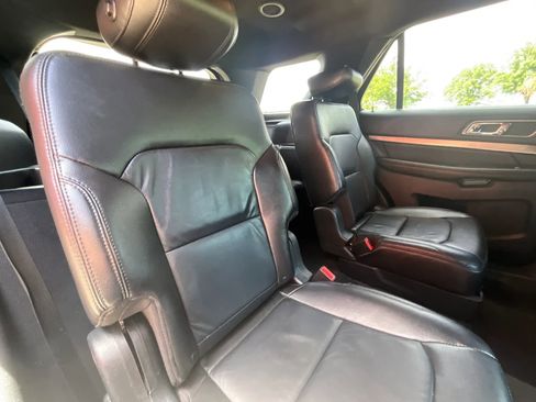 Used 2018 Ford Explorer XLT w/ Equipment Group 202A FWD image 15