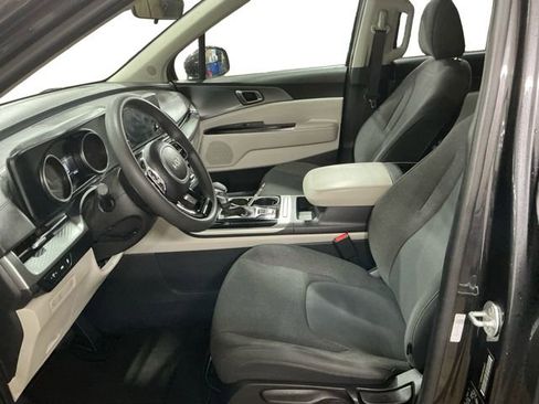 Used 2024 Kia Carnival LX image 9