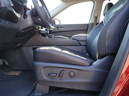 Used 2023 Nissan Pathfinder SL image 16