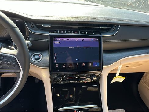 Used 2025 Jeep Grand Cherokee Limited image 32