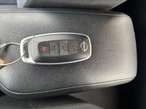Used 2025 Nissan Versa SV FWD image 21