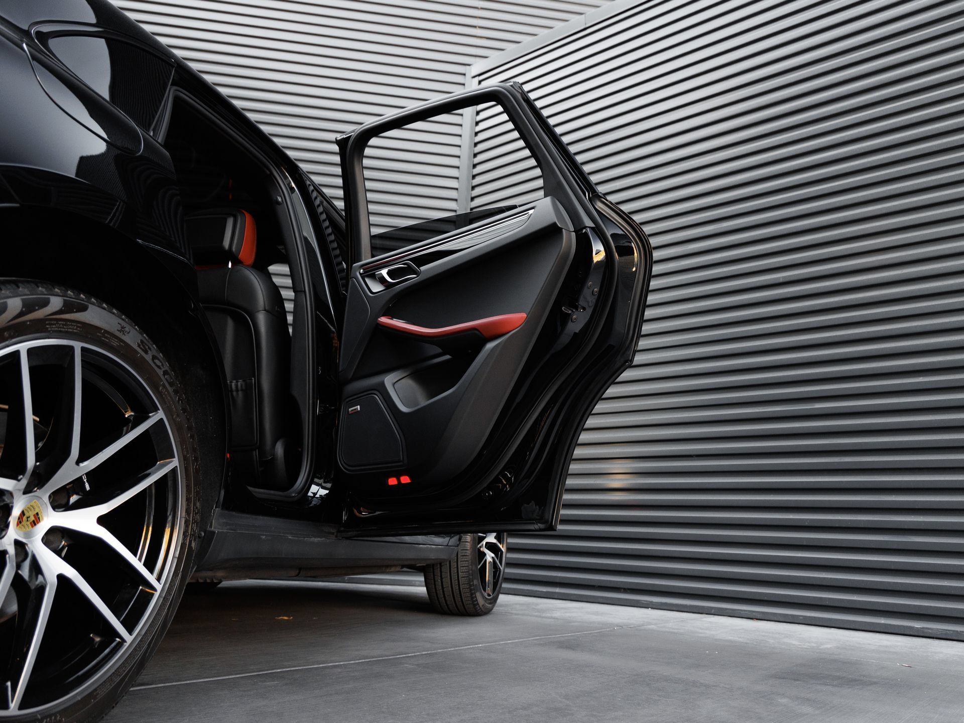 Certified 2026 Porsche Macan AWD/4WD image 31
