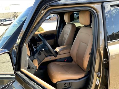 Used 2025 Land Rover Defender 110 X-Dynamic SE image 6