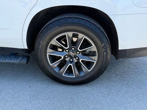 Used 2021 Chevrolet Tahoe Z71 w/ Z71 Off-Road Package AWD/4WD image 24