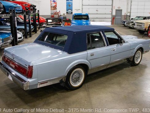 Used 1986 Lincoln Town Car image 7