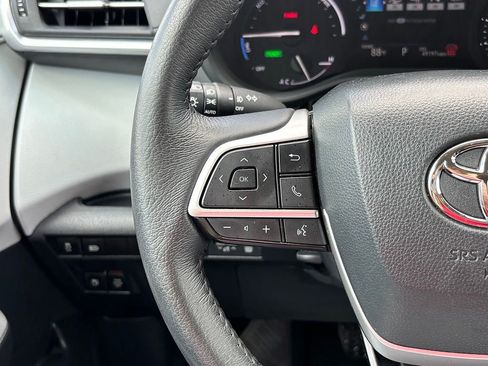 Used 2025 Toyota Sienna XLE FWD image 19