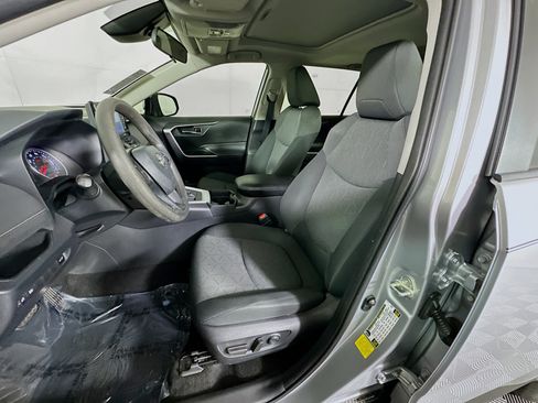 Used 2020 Toyota RAV4 XLE w/ Convenience Package FWD image 12