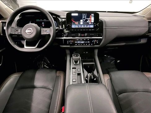 Used 2025 Nissan Pathfinder Platinum image 15