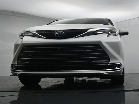 Used 2025 Toyota Sienna Platinum AWD/4WD image 19