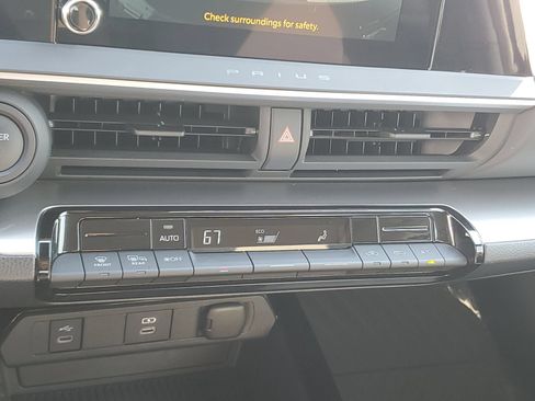 Certified 2025 Toyota Prius LE FWD image 27