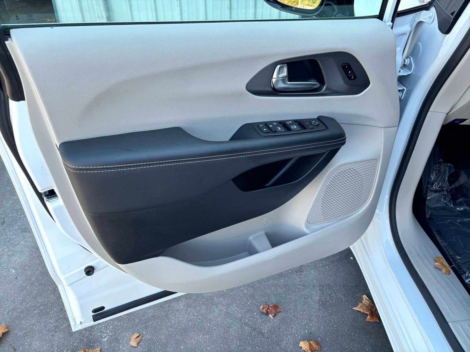 Used 2024 Chrysler Pacifica Touring-L FWD image 16