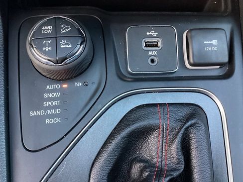 Used 2019 Jeep Cherokee Trailhawk w/ Cold Weather Group AWD/4WD image 39