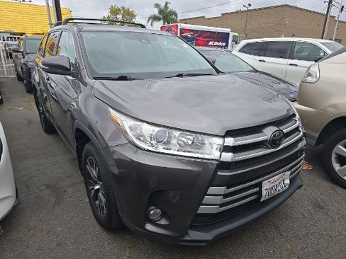 Used 2017 Toyota Highlander Plus FWD image 3