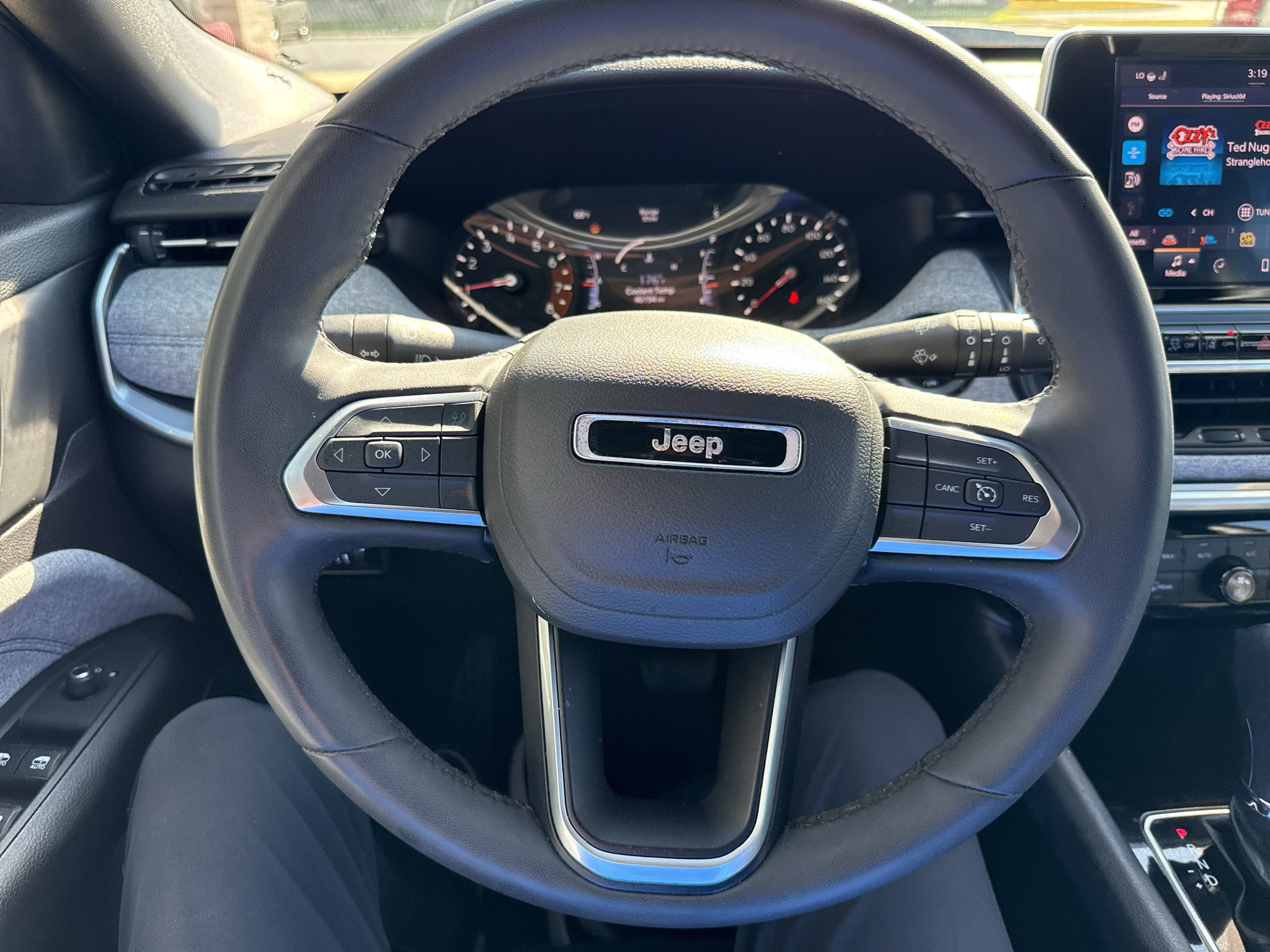 Used 2025 Jeep Compass Latitude w/ Sun & Sound Group AWD/4WD image 23