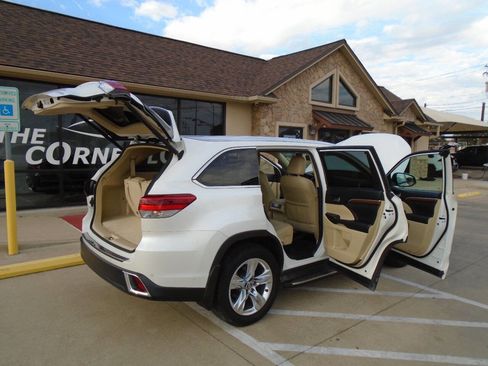 Used 2019 Toyota Highlander FWD V6 image 24