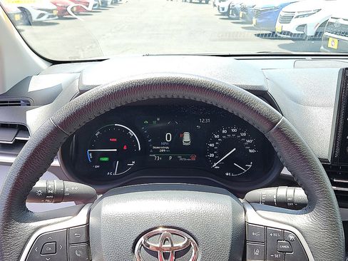 Used 2025 Toyota Sienna XLE FWD image 15