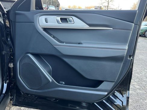 Used 2025 Ford Explorer Active AWD/4WD image 12