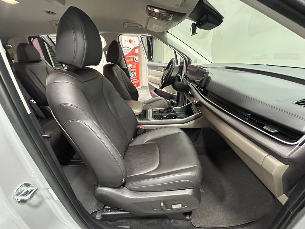 Used 2025 Kia Carnival EX FWD image 45