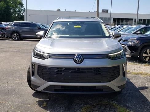 New 2025 Volkswagen Tiguan SE AWD/4WD image 2