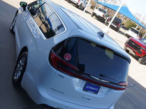 Used 2025 Chrysler Pacifica Select FWD image 11
