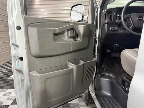 Used 2017 GMC Savana 3500 LS image 31