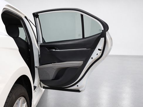 Used 2021 Toyota Camry LE w/ Carpet Mat Package (TMS) FWD image 13