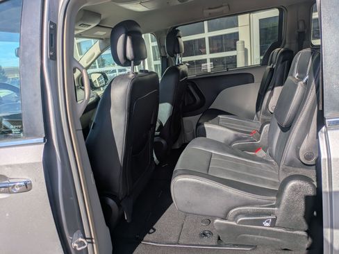 Used 2015 Chrysler Town & Country Touring w/ Driver Convenience Group FWD image 28