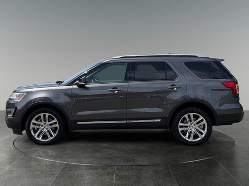 Used 2017 Ford Explorer XLT w/ Equipment Group 202A AWD/4WD image 5