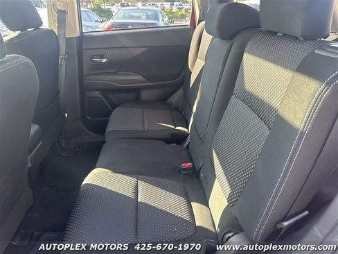 Used 2017 Mitsubishi Outlander SE image 14