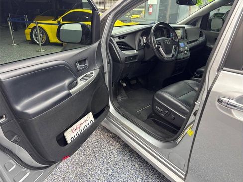 Used 2017 Toyota Sienna SE Premium FWD image 9