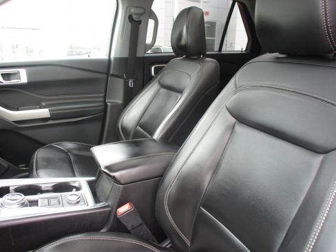 Used 2022 Ford Explorer XLT w/ Equipment Group 202A AWD/4WD image 17