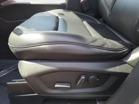 Used 2020 Ford Explorer XLT w/ Equipment Group 202A AWD/4WD image 28