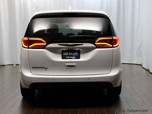 Used 2020 Chrysler Pacifica Touring w/ S Appearance Package FWD image 7
