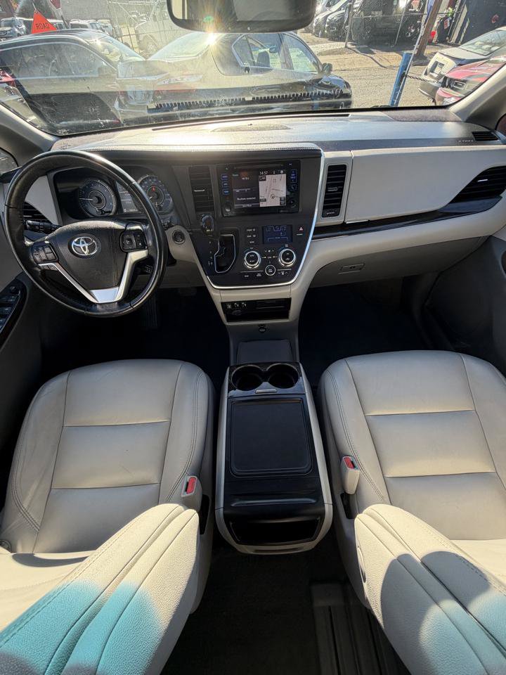 Used 2017 Toyota Sienna XLE w/ XLE Navigation Package FWD image 32