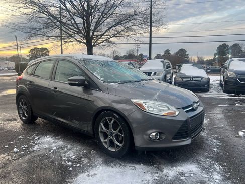 Used 2014 Ford Focus SE w/ Equipment Group 201A FWD image 2