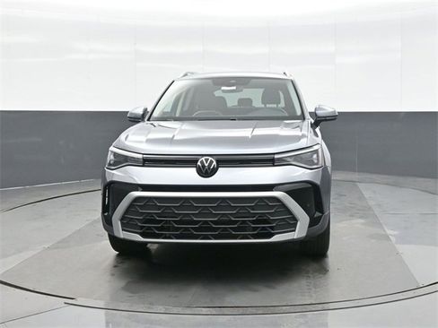 Certified 2025 Volkswagen Taos SE image 2