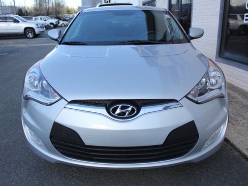 Used 2017 Hyundai Veloster image 2