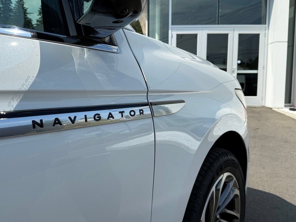 New 2027 Lincoln Navigator Premiere AWD/4WD image 35