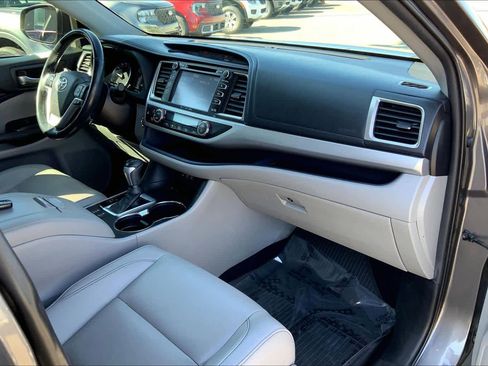 Used 2019 Toyota Highlander XLE image 19