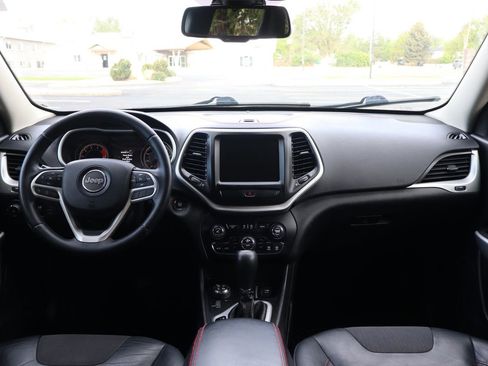 Used 2017 Jeep Cherokee Trailhawk w/ Comfort/Convenience Group AWD/4WD image 16