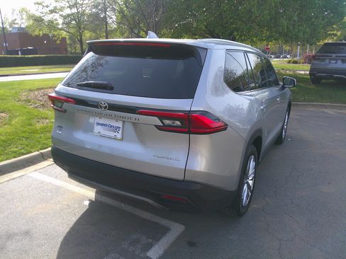 Used 2024 Toyota Grand Highlander Platinum image 11