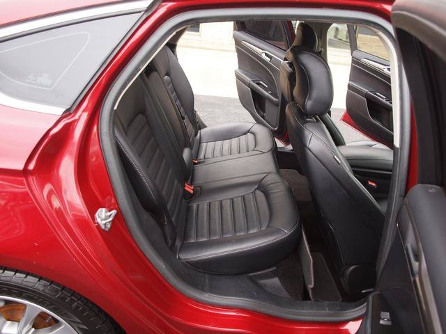 Used 2017 Ford Fusion SE w/ Fusion SE Technology Package FWD image 7