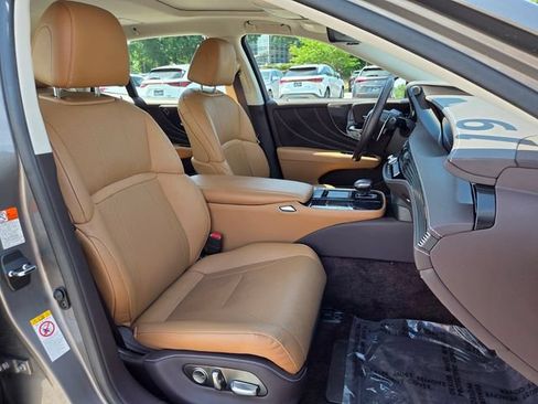 Used 2019 Lexus LS 500 w/ Accessory Package (Z2) RWD image 19