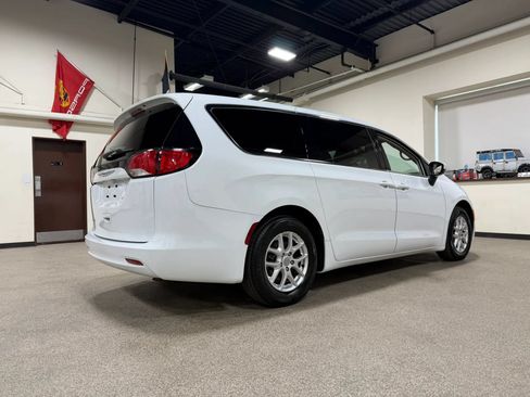 Used 2020 Chrysler Voyager LX FWD image 5