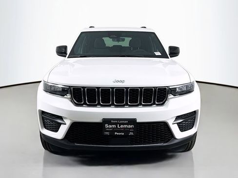 New 2025 Jeep Grand Cherokee Laredo image 2