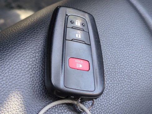 Used 2023 Toyota Highlander XLE image 29