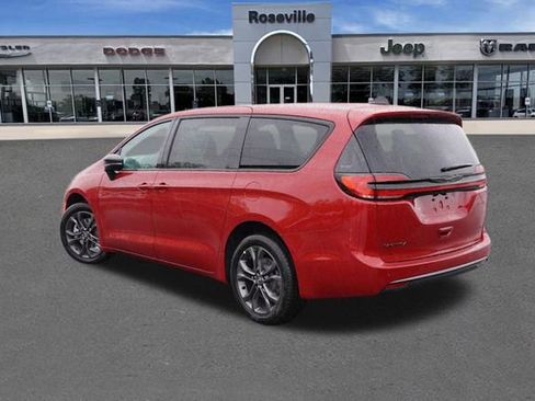 New 2026 Chrysler Pacifica Select image 5