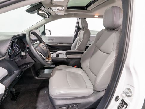 Used 2026 Toyota Sienna XLE FWD image 15