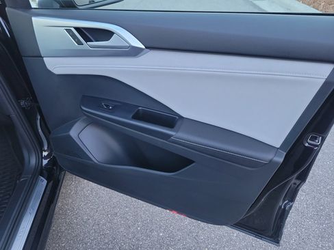 Certified 2025 Volkswagen Taos SE image 35