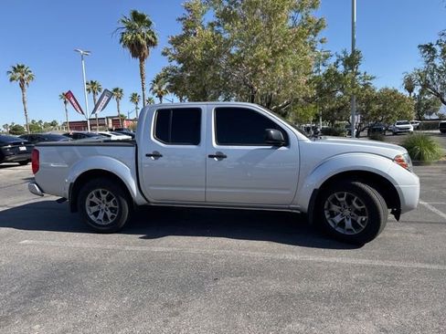 Used 2020 Nissan Frontier SV RWD image 2